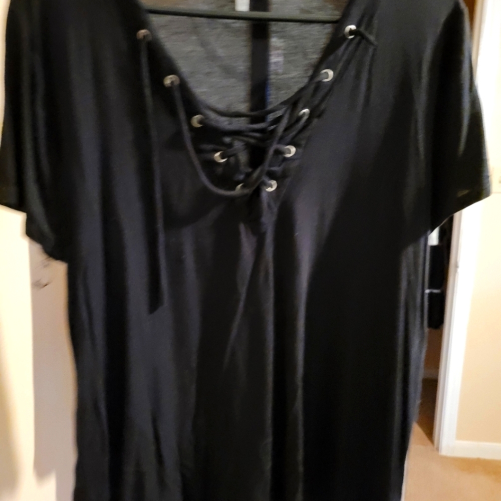 V-neck black blouse 👚